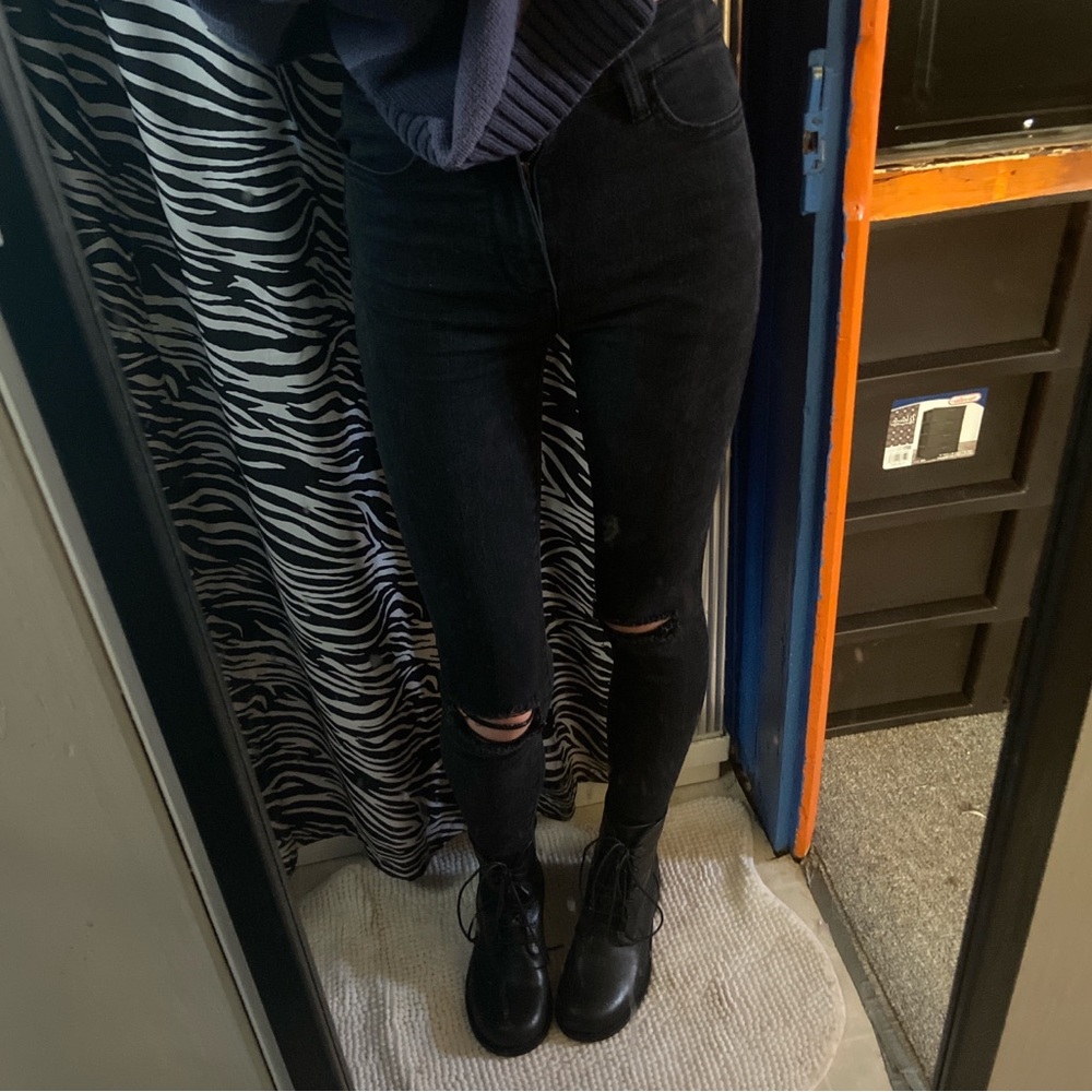 black super skinny comfy knee ripped jeans